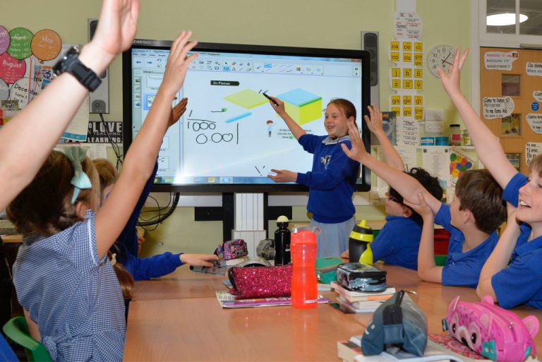 Monitores táctiles: la nueva tendencia en las aulas de escuelas ...