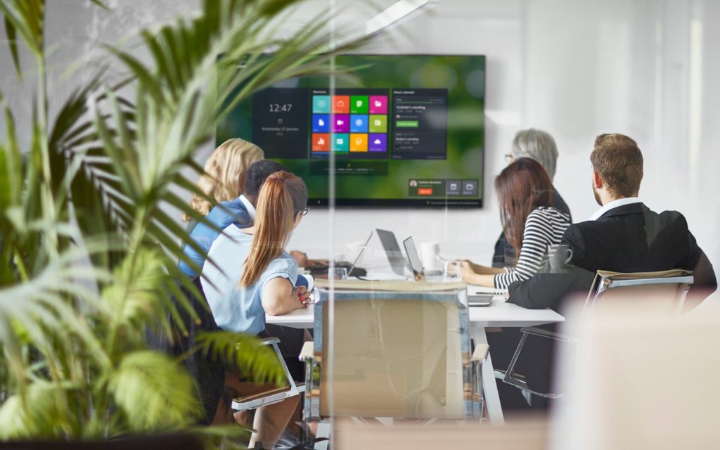 pantalla interactiva oficina colaborativa