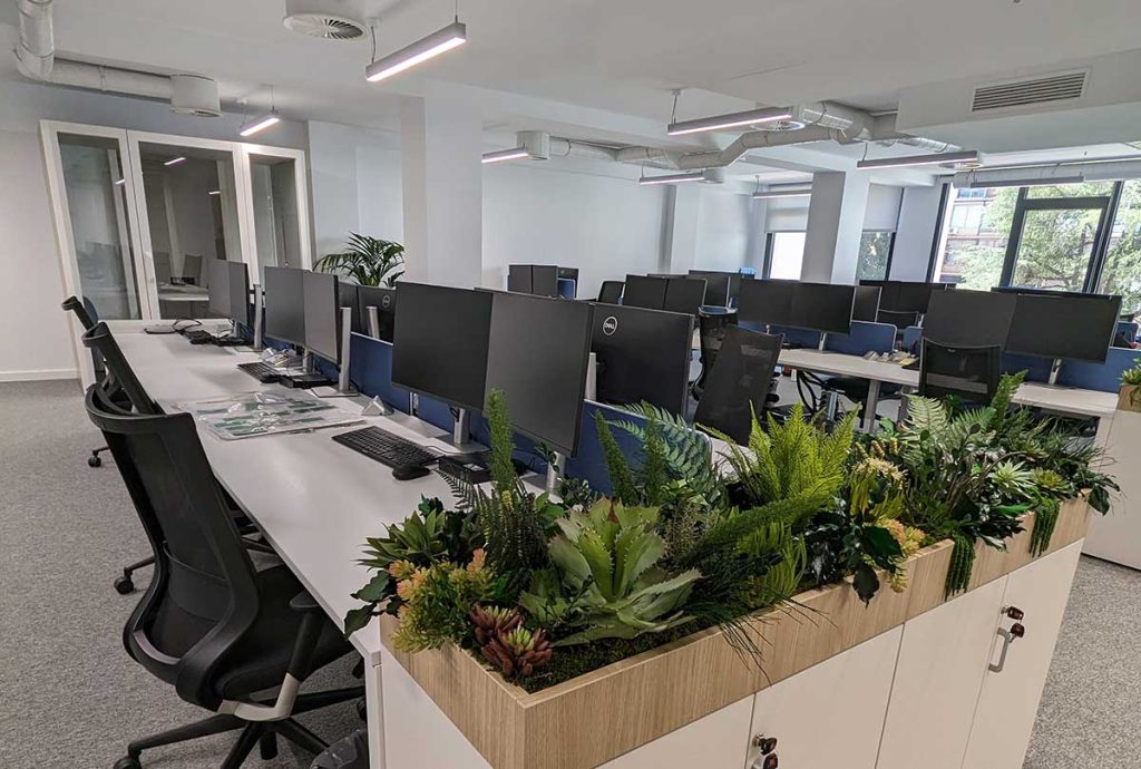 Zona de treball compartit en coworking dissenyat per Maieroffice