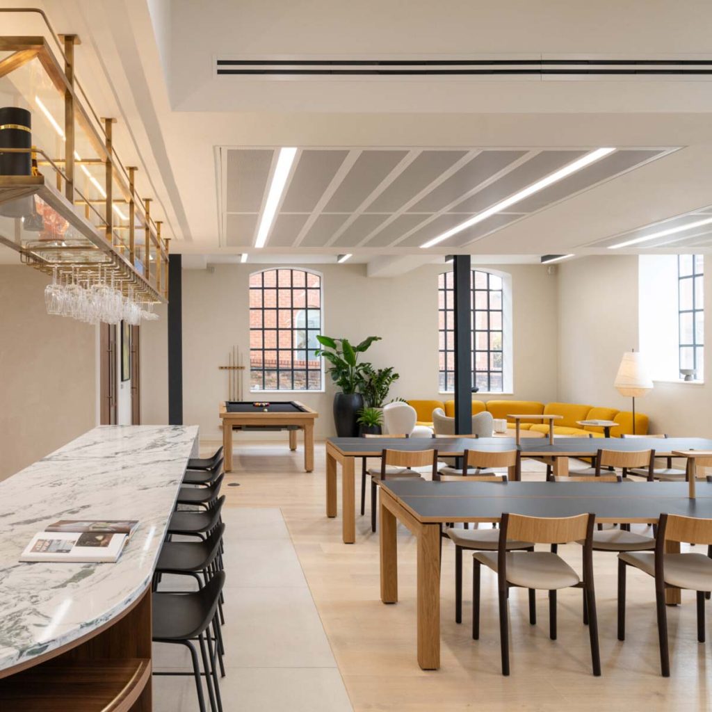 Menjador cafeteria en una oficina moderna actual
