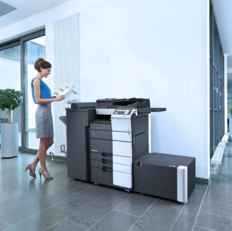 Treballadora utilitzant fotocopiadora adquirida amb renting